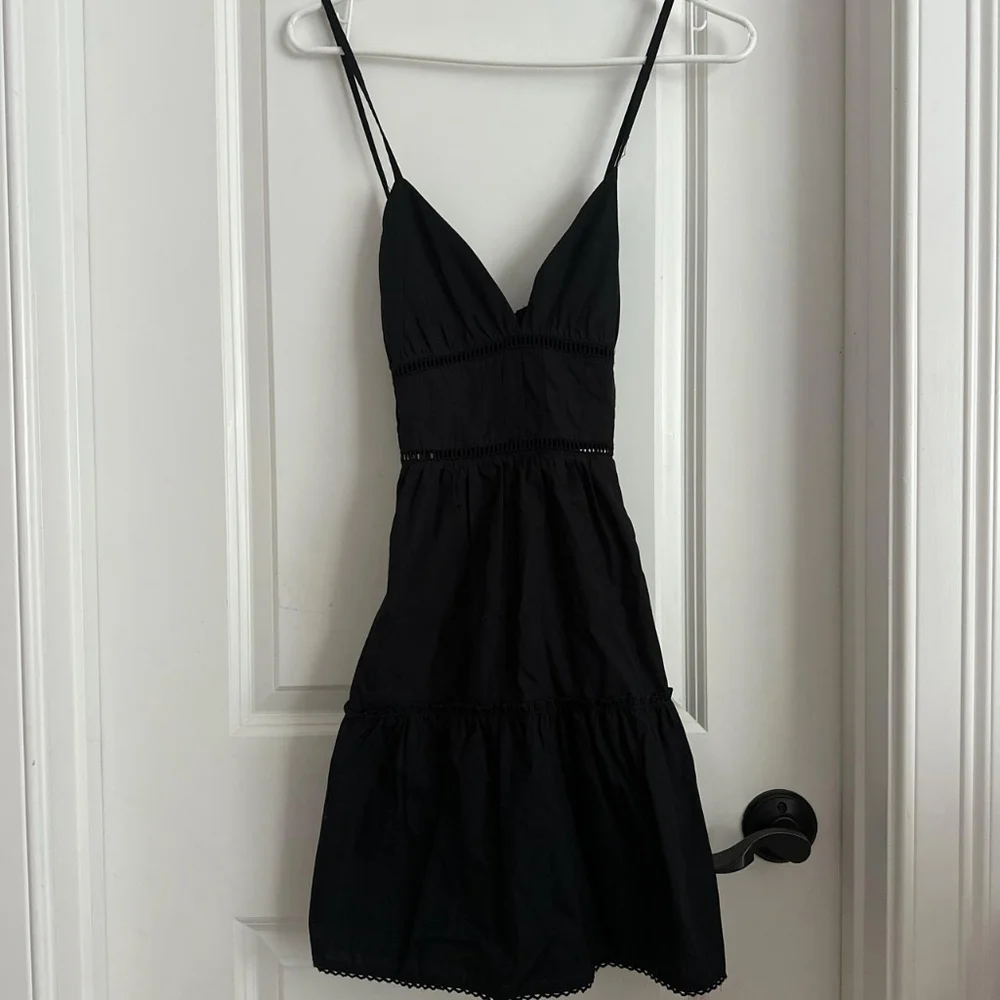 Elegant Black Mini Dress with Straps - Picture 2 of 4